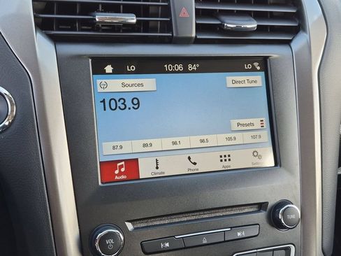 Used 2018 Ford Fusion SE w/ Fusion SE Technology Package FWD image 11