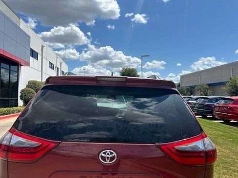 Used 2020 Toyota Sienna XLE FWD image 3
