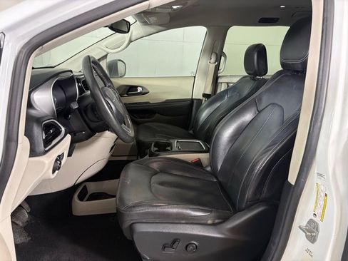 Used 2022 Chrysler Pacifica Touring-L image 19