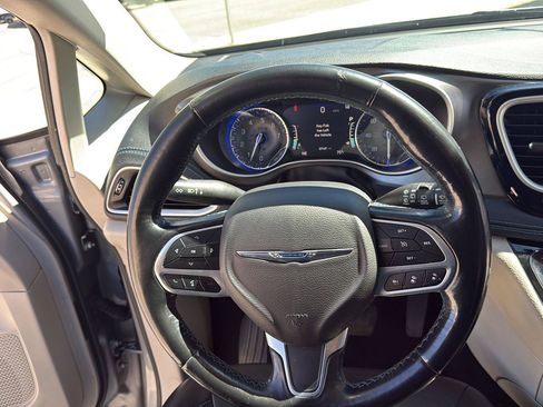 Used 2021 Chrysler Pacifica Touring-L FWD image 26
