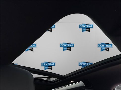 Used 2025 Land Rover Defender 90 X-Dynamic SE image 12