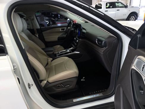 Used 2020 Ford Explorer Platinum w/ Premium Technology Package image 6