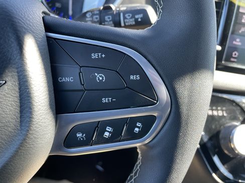Used 2025 Chrysler Pacifica Select FWD image 16