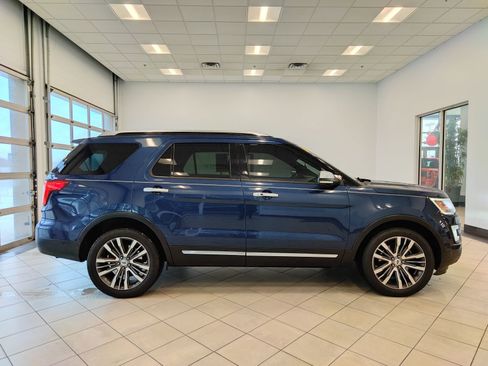 Used 2016 Ford Explorer Platinum image 2