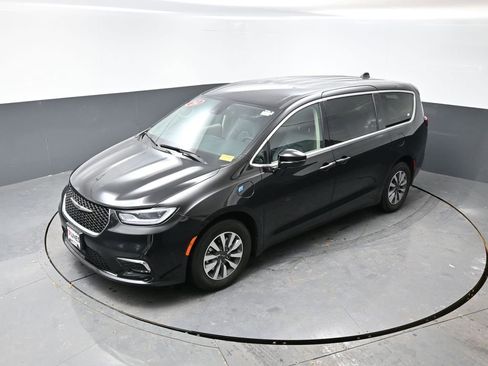 Used 2024 Chrysler Pacifica Select image 45