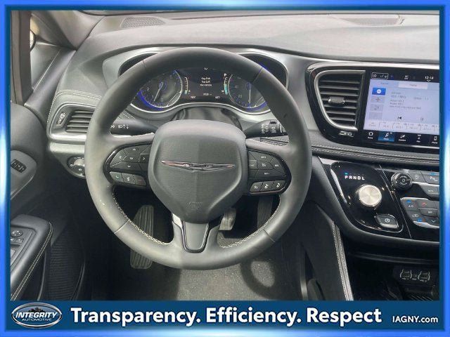 Used 2025 Chrysler Pacifica Limited FWD image 15