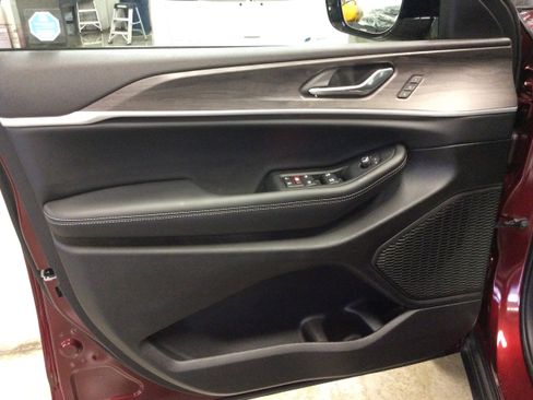 New 2025 Jeep Grand Cherokee Limited image 12