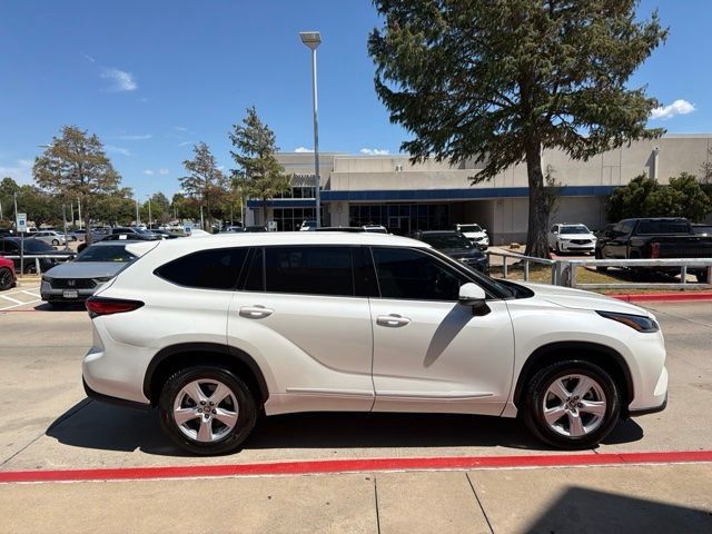 Used 2021 Toyota Highlander LE FWD image 5
