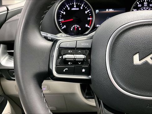 Used 2024 Kia Carnival LX FWD image 23