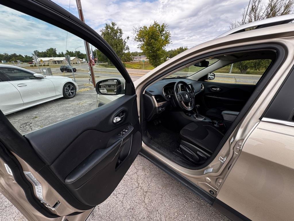 Used 2015 Jeep Cherokee Latitude w/ Cold Weather Group AWD/4WD image 10