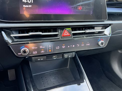 Used 2023 Kia Niro EX image 28