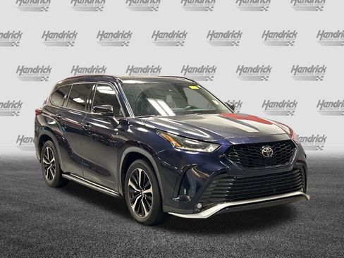 Used 2021 Toyota Highlander XSE FWD image 2