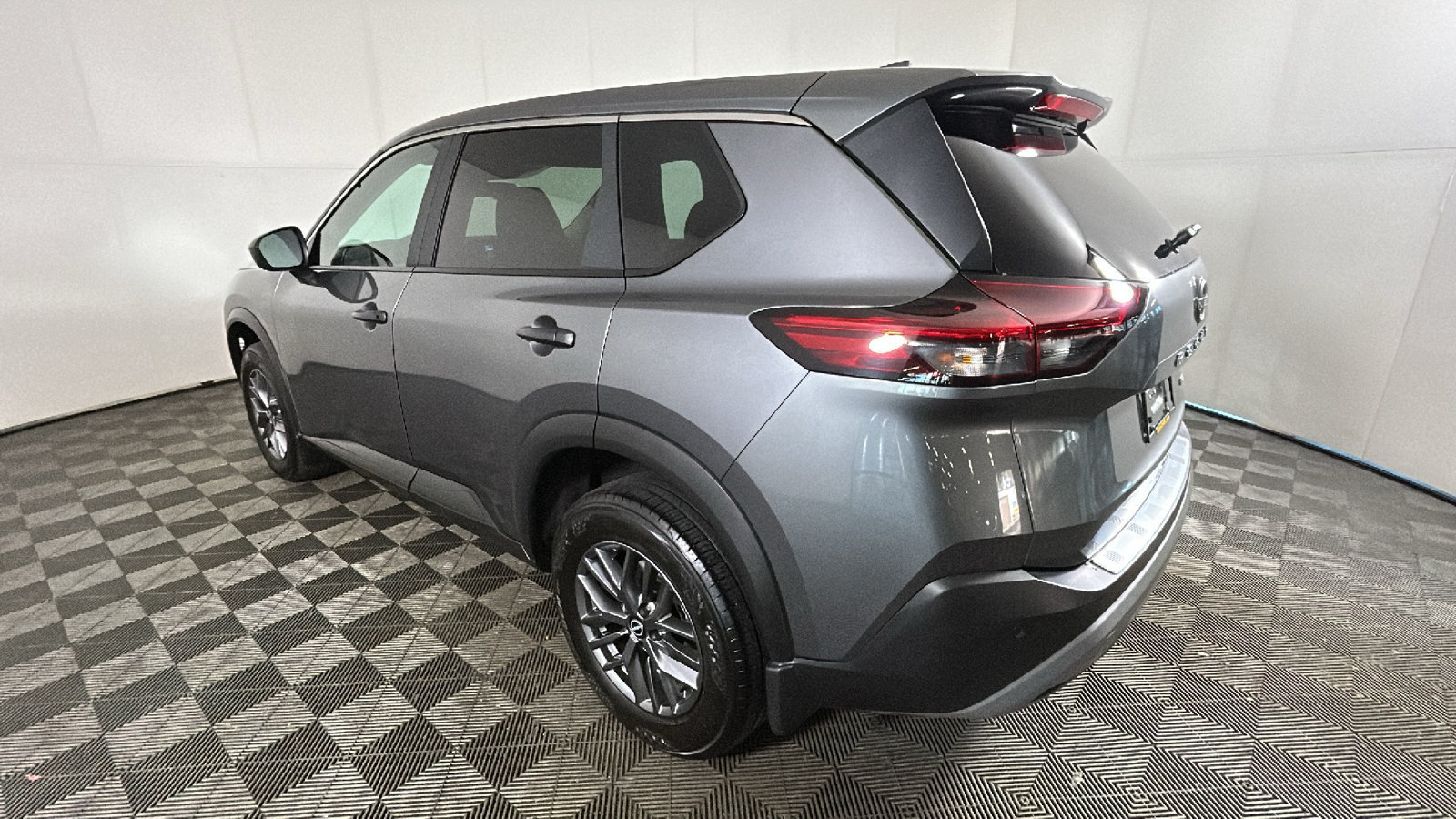 Used 2023 Nissan Rogue S AWD/4WD image 5