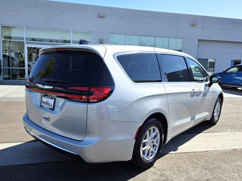 New 2026 Chrysler Pacifica Select image 5