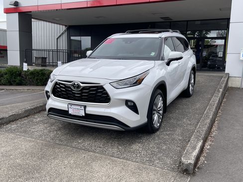 Certified 2025 Toyota Highlander Platinum AWD/4WD image 3