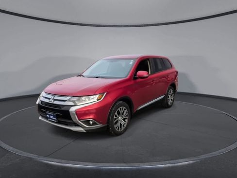 Used 2017 Mitsubishi Outlander SE image 3