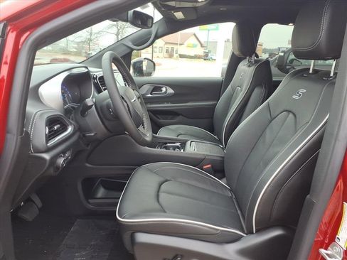New 2026 Chrysler Pacifica Limited image 4