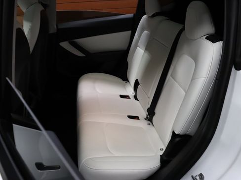 Used 2022 Tesla Model Y Long Range image 41