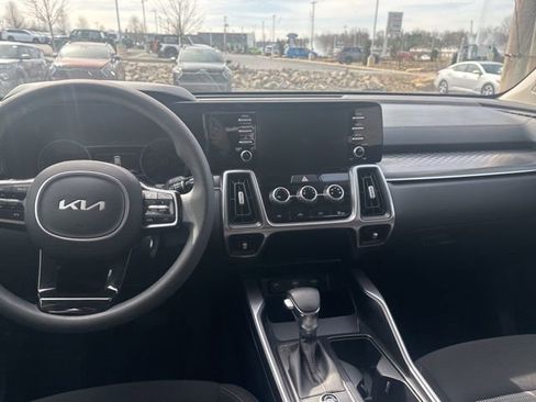 Used 2023 Kia Sorento LX image 9