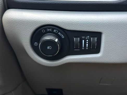 Certified 2024 Chrysler Pacifica Touring-L image 33