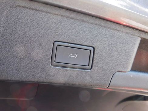 Used 2025 Volkswagen Atlas Cross Sport SE image 9