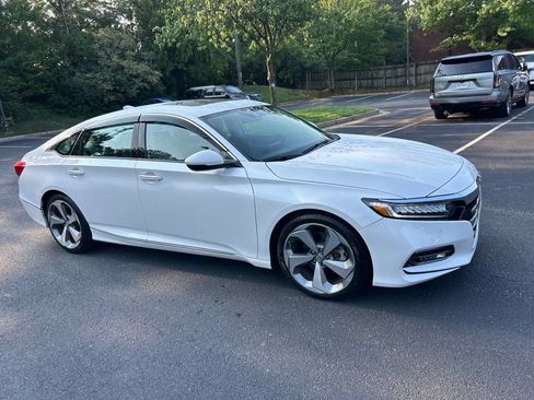 Used 2020 Honda Accord Touring image 2