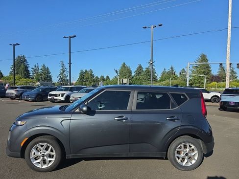 Used 2022 Kia Soul LX w/ Technology Package FWD image 3