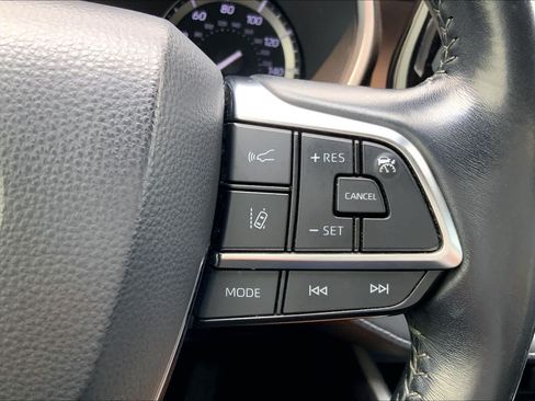 Used 2021 Toyota Highlander XLE FWD image 25