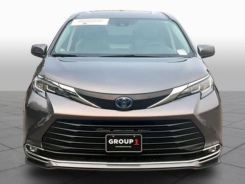 Certified 2023 Toyota Sienna XLE AWD/4WD image 4