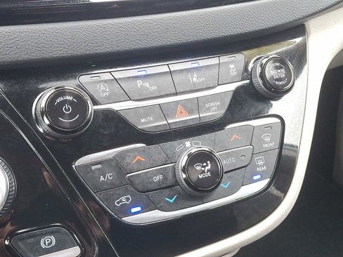 Used 2024 Chrysler Pacifica Touring-L image 15