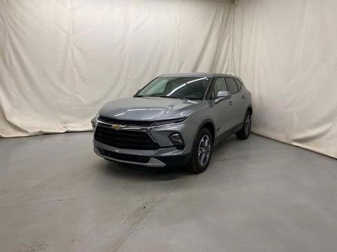 Used 2025 Chevrolet Blazer LT AWD/4WD image 2