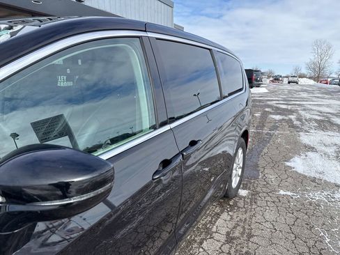 Used 2024 Chrysler Pacifica Touring-L image 5