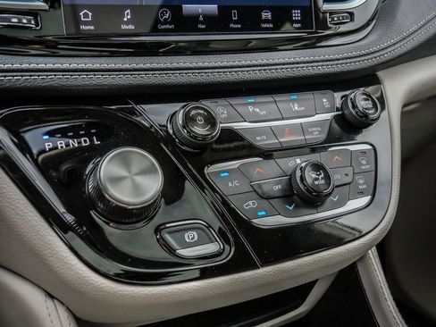 Used 2024 Chrysler Pacifica Limited FWD image 34