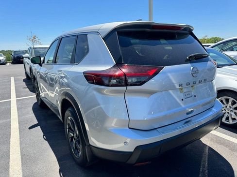 Used 2025 Nissan Rogue SV FWD image 4