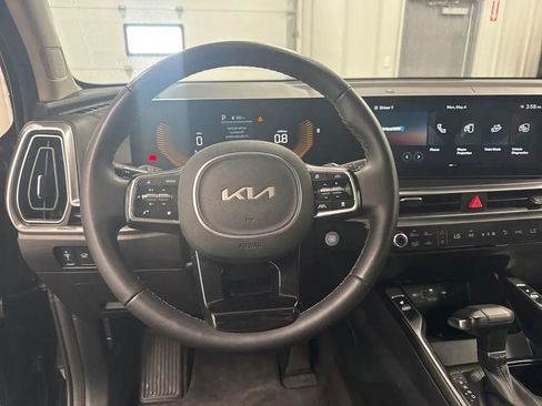 Used 2025 Kia Sorento EX AWD/4WD image 13
