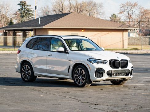 Used 2022 BMW X5 xDrive45e w/ M Sport Package image 3