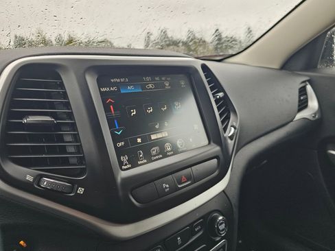 Used 2018 Jeep Cherokee Latitude Plus w/ Cold Weather Group image 28