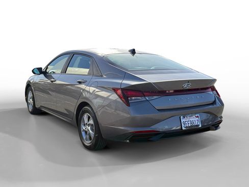 Certified 2023 Hyundai Elantra SE image 3