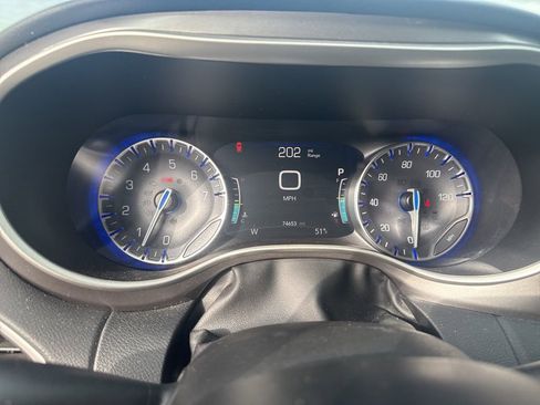 Used 2023 Chrysler Pacifica Touring-L image 15