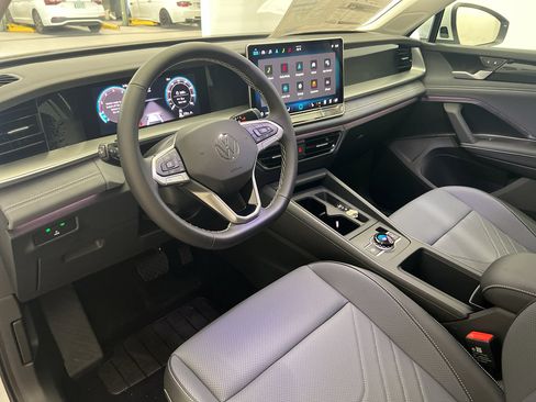 New 2025 Volkswagen Tiguan SE image 15