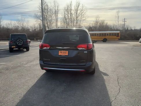 Used 2020 Chrysler Pacifica Limited FWD image 7