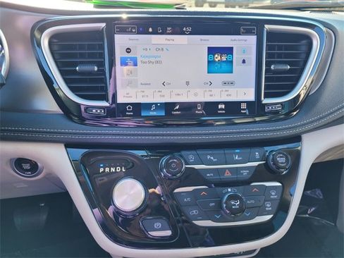 Certified 2024 Chrysler Pacifica Touring-L image 23