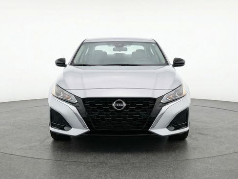 Used 2025 Nissan Altima 2.5 SV FWD image 2