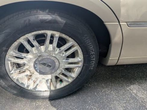 Used 2011 Lincoln Town Car Signature Limited image 12