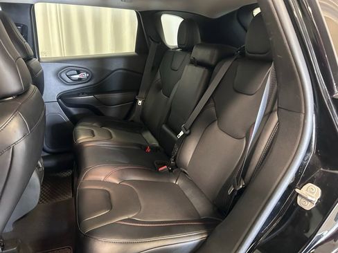 Used 2022 Jeep Cherokee Trailhawk w/ Premium Leather Package AWD/4WD image 19