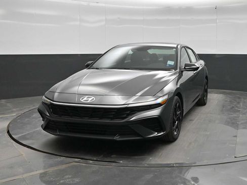 New 2026 Hyundai Elantra SEL Sport FWD image 3