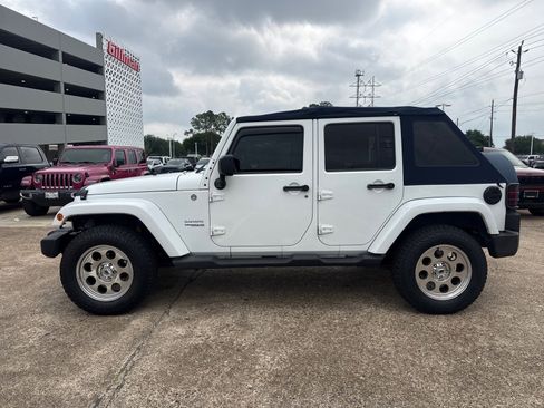 Used 2012 Jeep Wrangler Unlimited Sahara w/ Connectivity Group AWD/4WD image 5