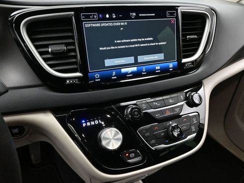 Used 2024 Chrysler Pacifica Touring-L image 20