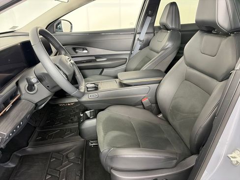 Used 2025 Nissan Ariya AWD image 11