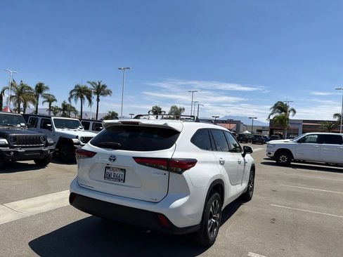 Used 2021 Toyota Highlander XLE AWD/4WD image 8